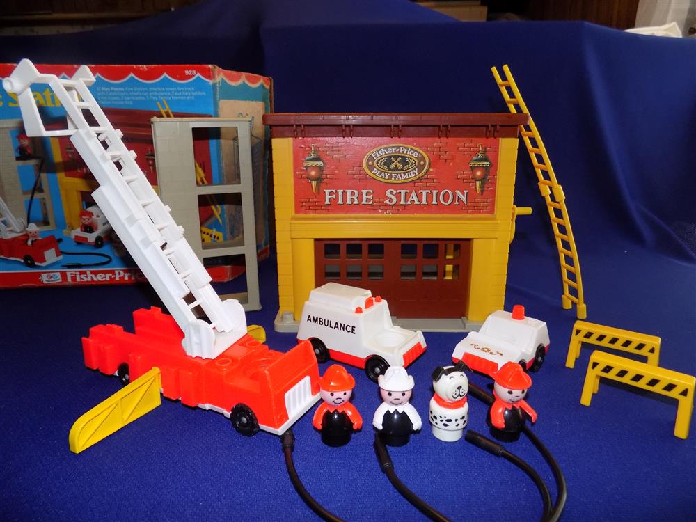 Fisher Price Little People Play Family Fire Station #928 Mint in box picture 15136