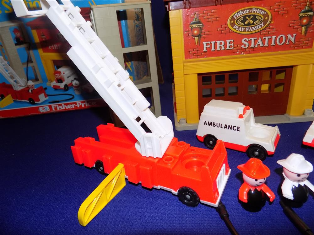 Fisher Price Little People Play Family Fire Station #928 Mint in box picture 15138