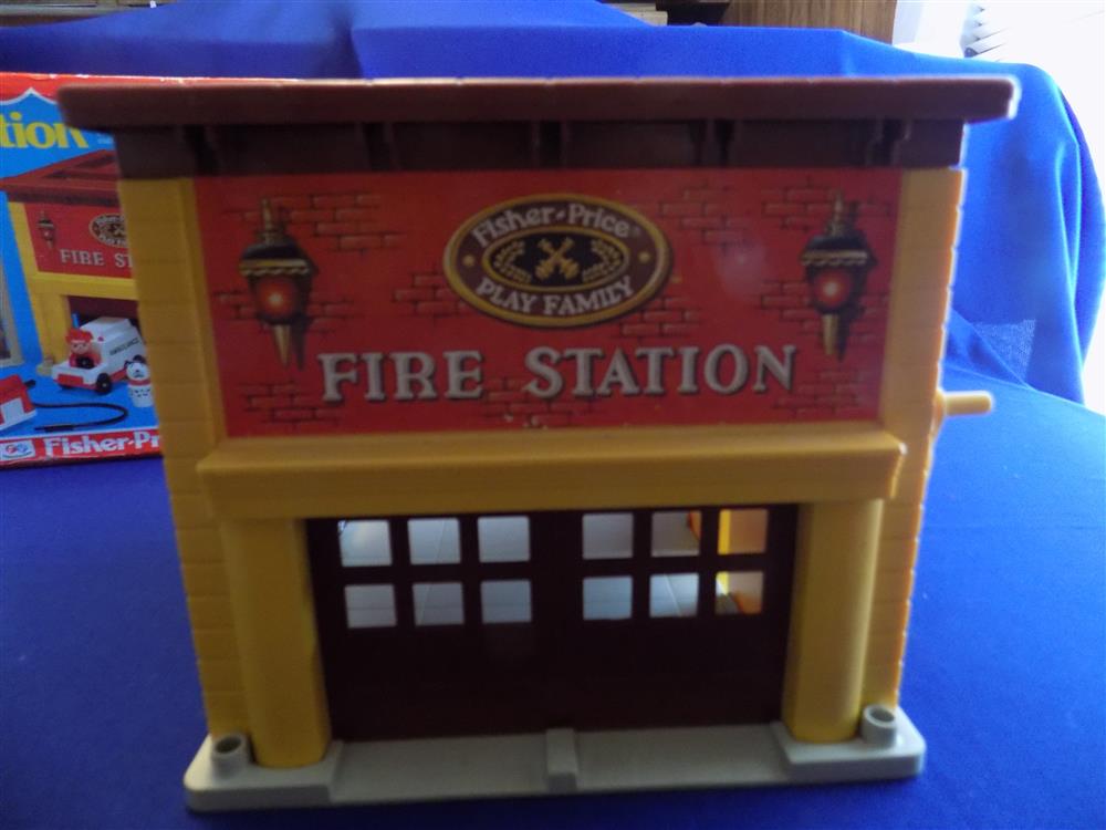 Fisher Price Little People Play Family Fire Station #928 Mint in box picture 15139
