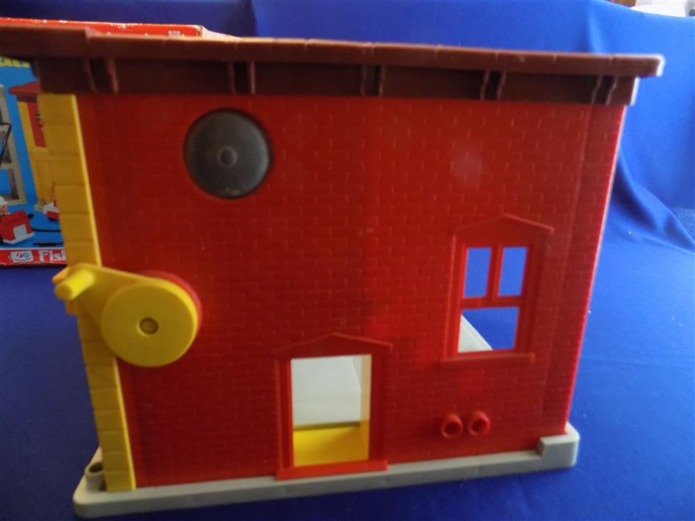 Fisher Price Little People Play Family Fire Station #928 Mint in box picture 15140