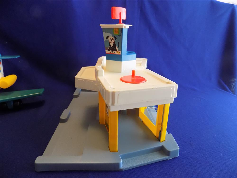 Fisher Price Little People Jetport Airport #933 Incomplete picture 13103