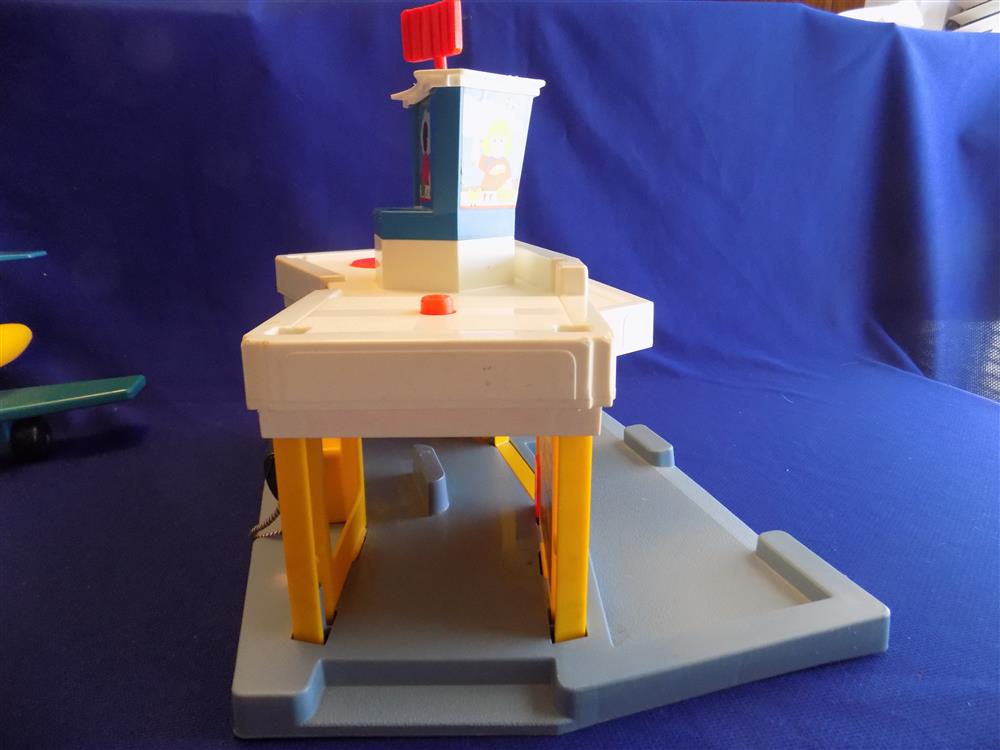 Fisher Price Little People Jetport Airport #933 Incomplete picture 13105