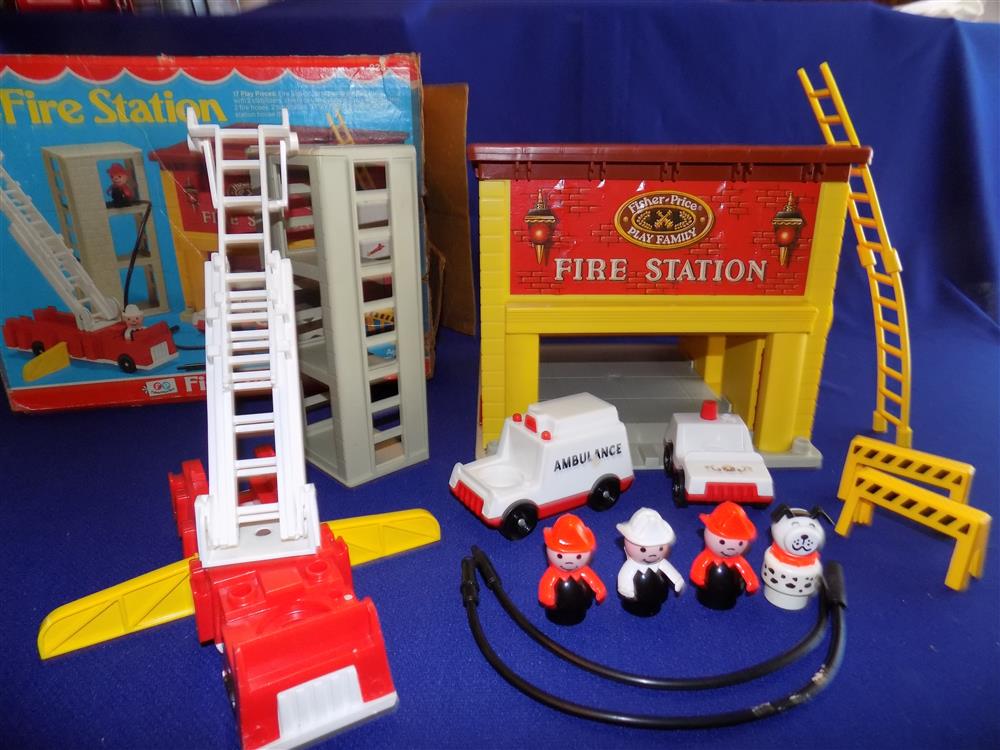Fisher Price Little People Play Family Fire Station #928 complete in box picture 13109