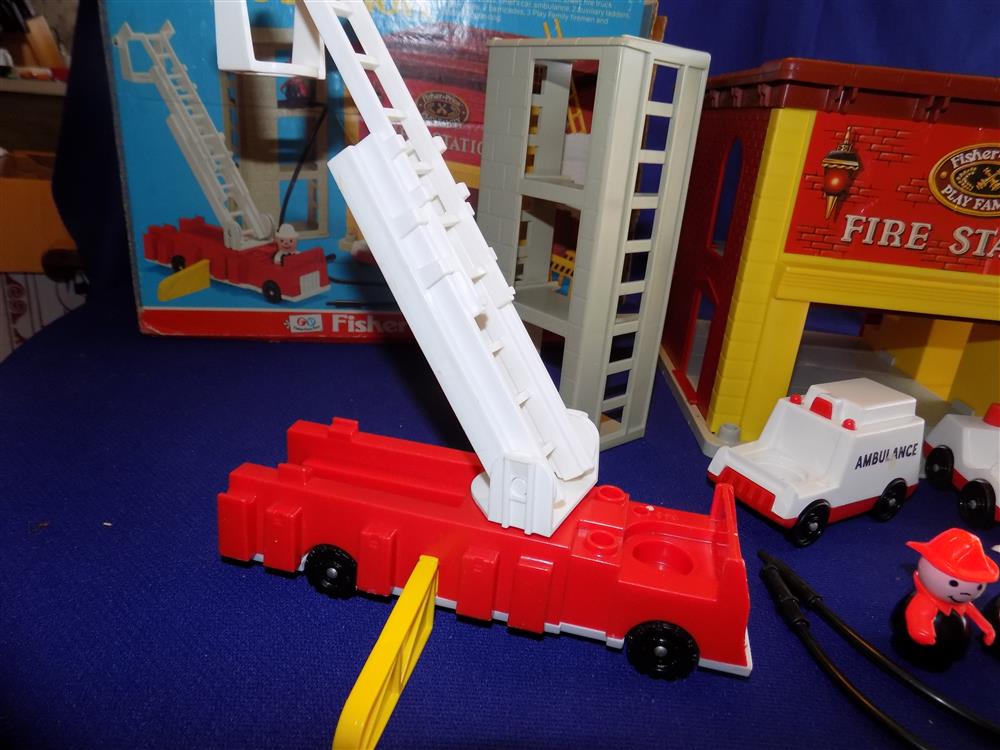 Fisher Price Little People Play Family Fire Station #928 complete in box picture 13112