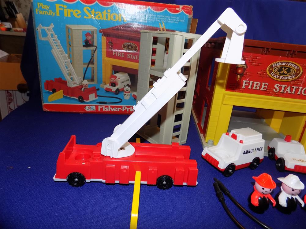 Fisher Price Little People Play Family Fire Station #928 complete in box picture 13113