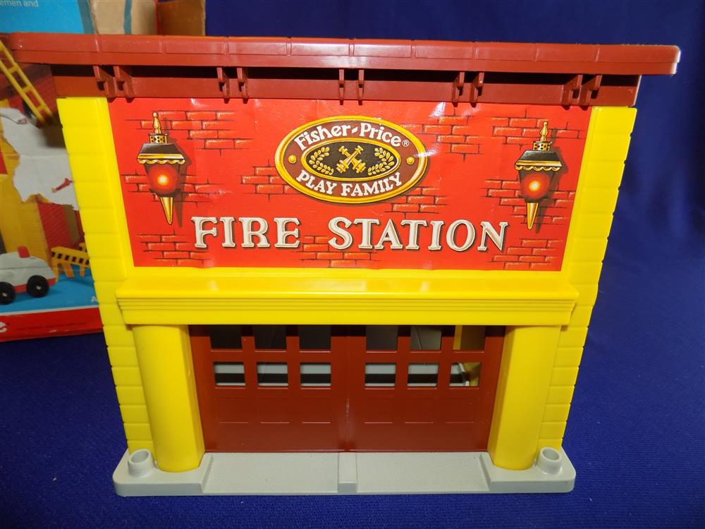 Fisher Price Little People Play Family Fire Station #928 complete in box picture 13114