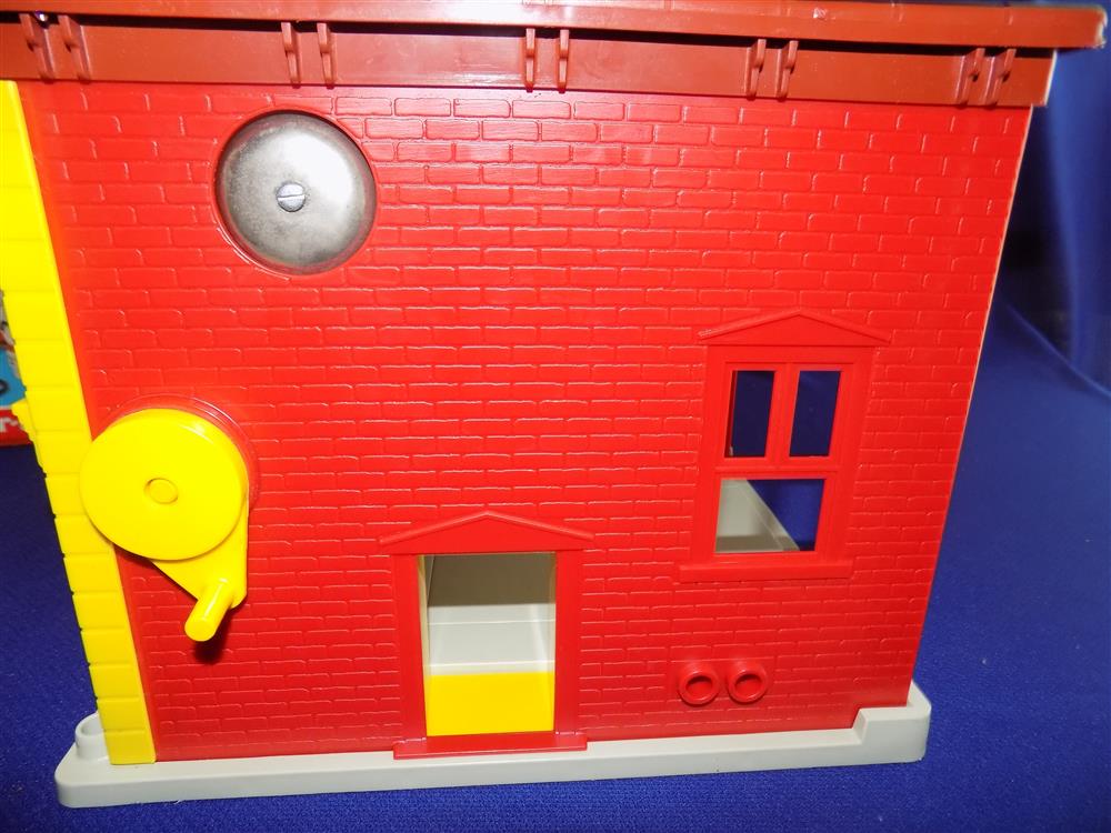 Fisher Price Little People Play Family Fire Station #928 complete in box picture 13115