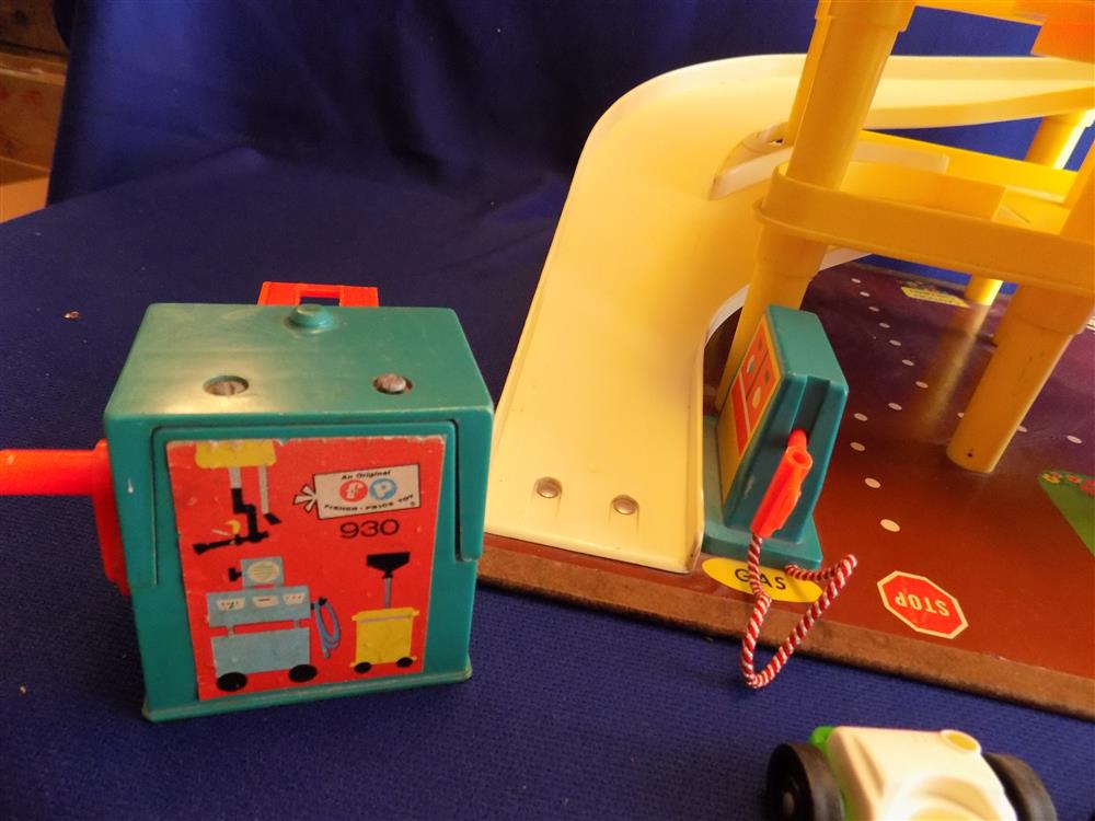 Fisher Price Little People Play Family Action Garage Station #930 picture 14120