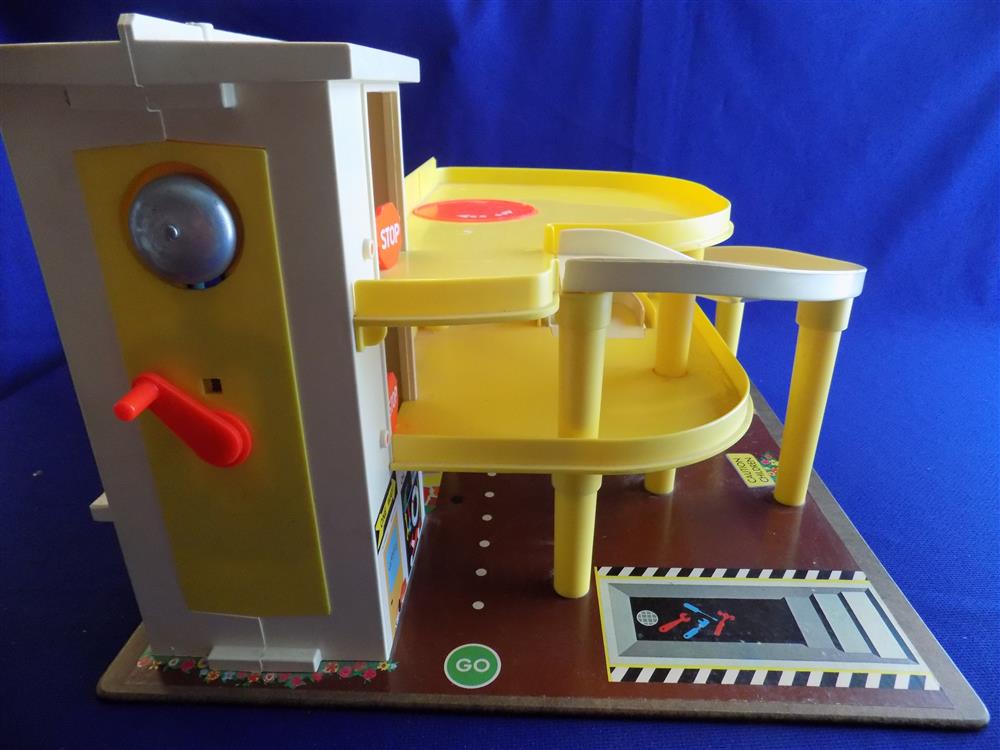Fisher Price Little People Play Family Action Garage Station #930 picture 14122