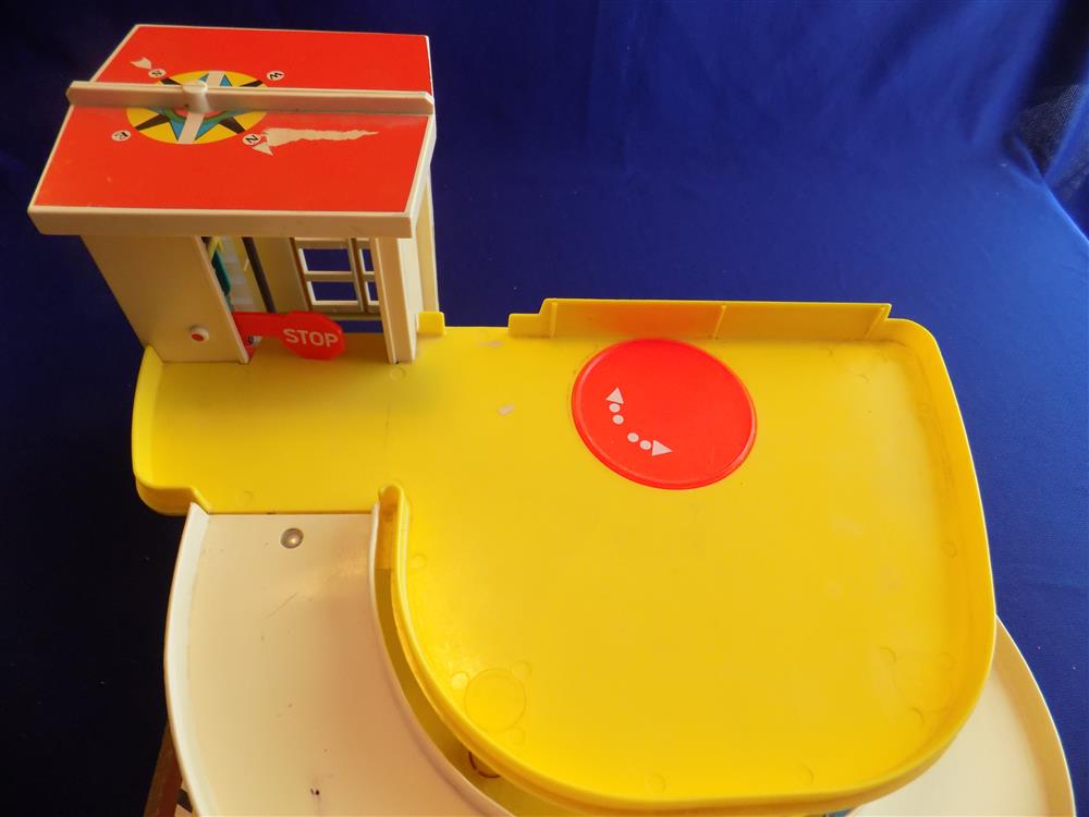 Fisher Price Little People Play Family Action Garage Station #930 picture 14125