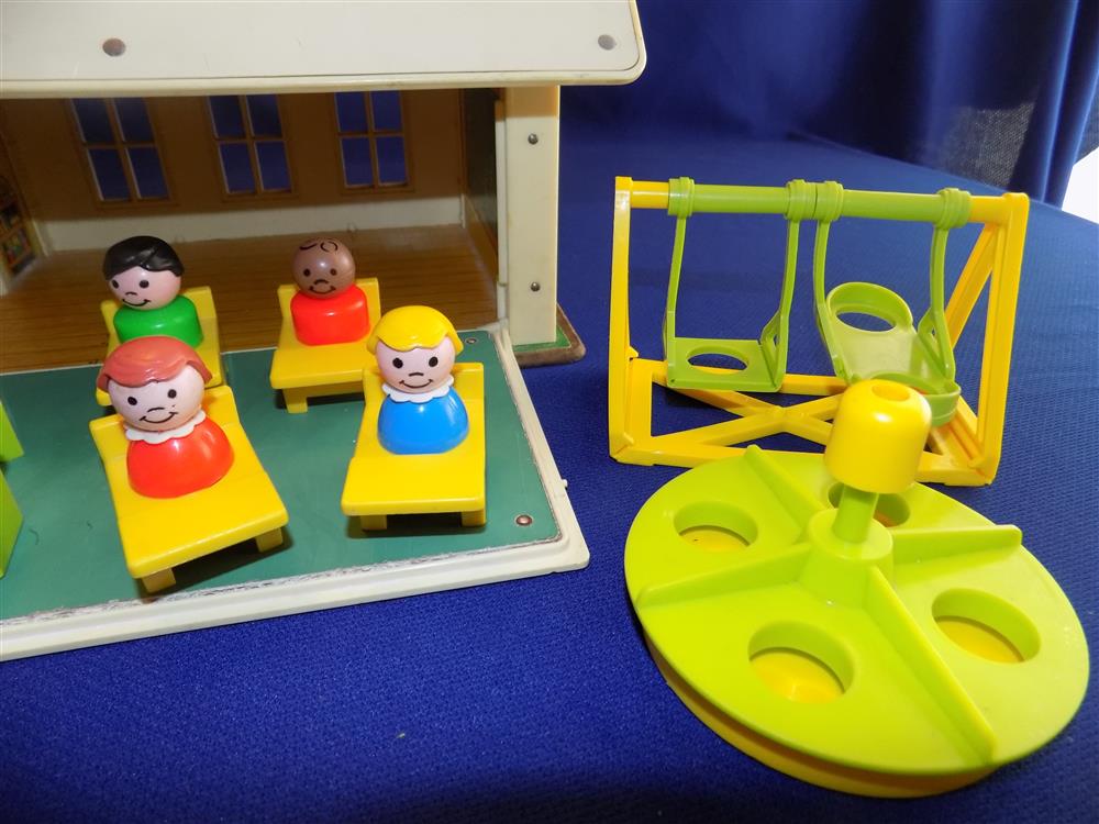 Fisher Price Little People School House #923 Nearly Complete picture 14127