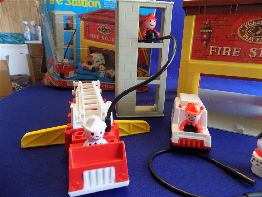 Fisher Price Little People Fire Station #928 Complete with box picture 16245