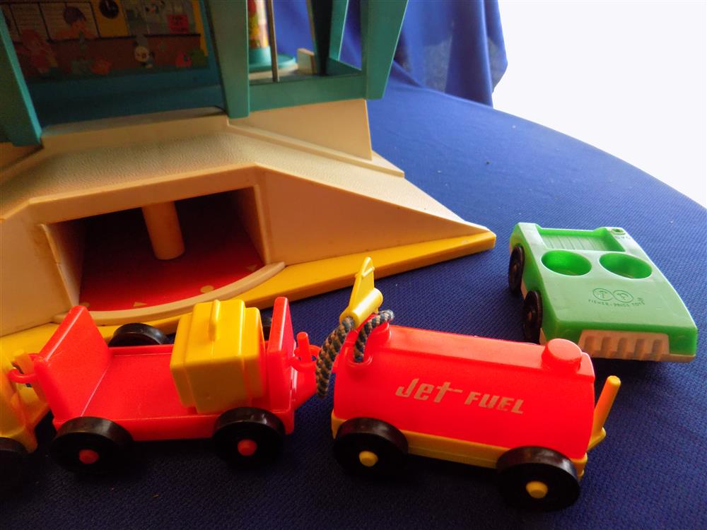 Fisher Price Little People Airport Airplane #996 Near Complete picture 18323