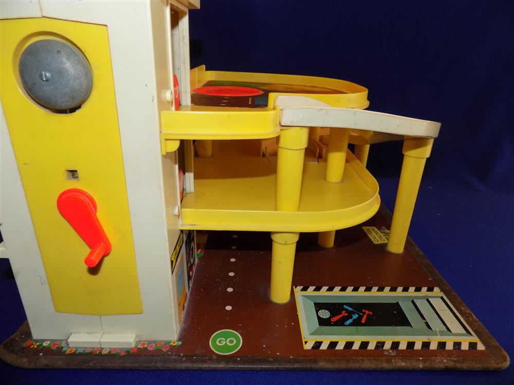 Fisher Price Play Family Action Garage #930 Vintage picture 17248