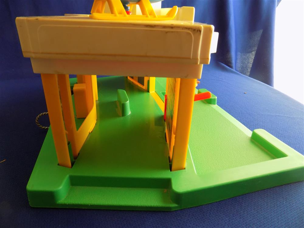 Fisher Price Little People Jetport #2502 Incomplete picture 19353