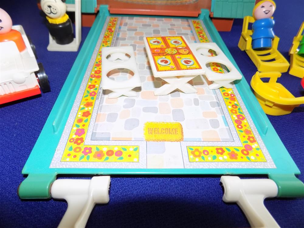 Fisher Price Little People A-Frame #990 Complete picture 19409