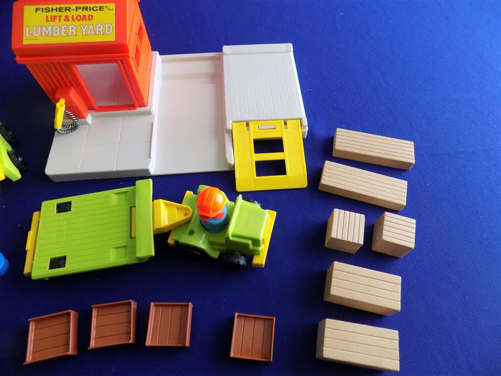 Fisher Price Little People Lift & Load Lumber Yard #944 Mint picture 20396