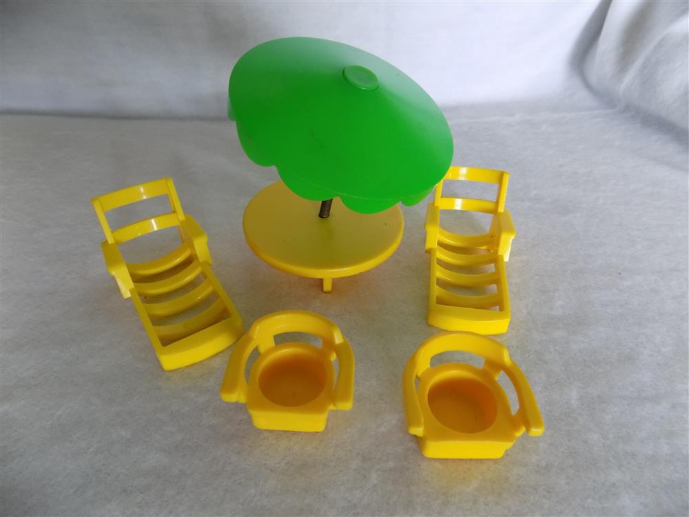 Fisher Price Little People Patio Lot Umbrella Table and Chairs picture 23507