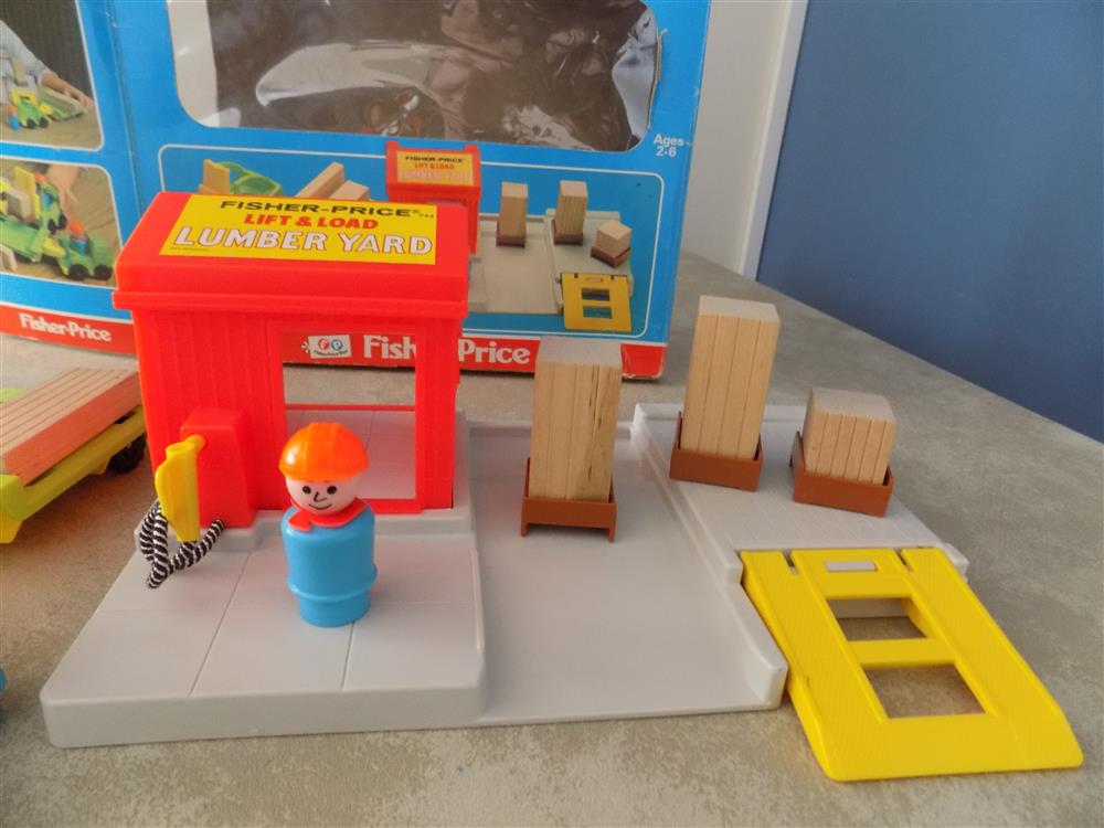 Fisher Price Little People Lift & Load Lumber Yard #944 picture 23713