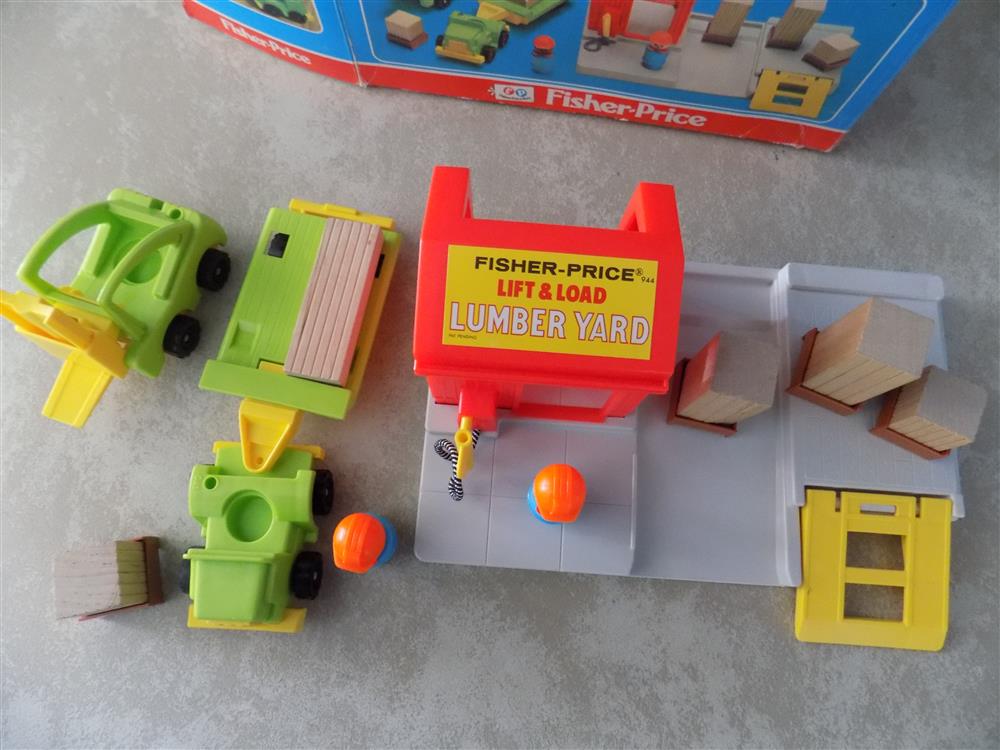 Fisher Price Little People Lift & Load Lumber Yard #944 picture 23716