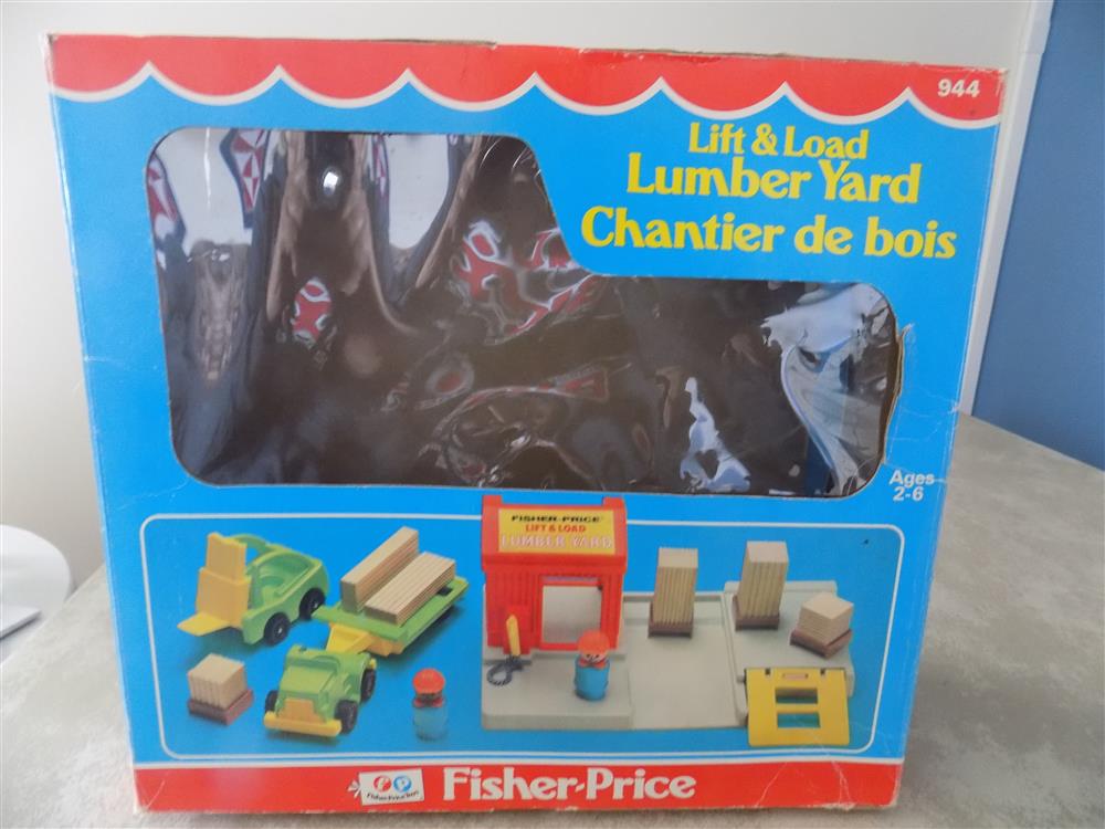 Fisher Price Little People Lift & Load Lumber Yard #944 picture 23718