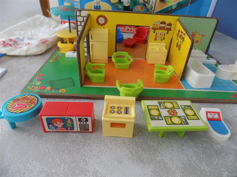 Vintage Fisher-Price Little People #909 Play Family Rooms - Complete with Rare Box & Storage Bag (1972-1974) picture 23817