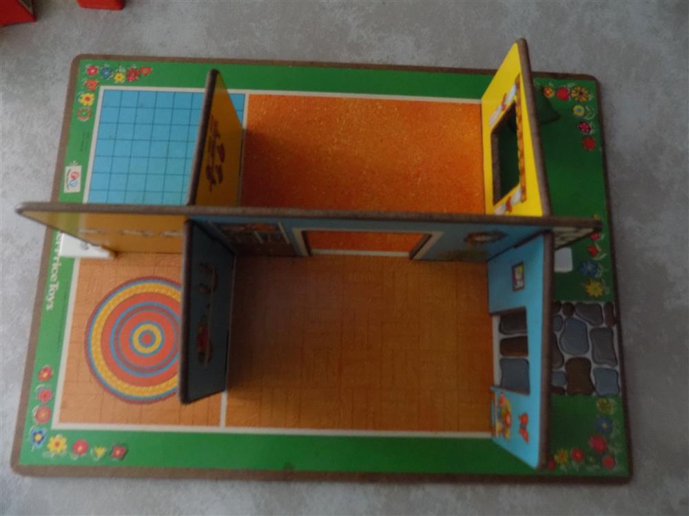 Vintage Fisher-Price Little People #909 Play Family Rooms - Complete with Rare Box & Storage Bag (1972-1974) picture 23819